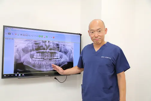 CT画像を使用し治療計画を説明する様子