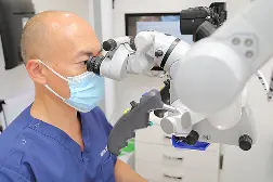 マイクロスコープを使用して治療する様子