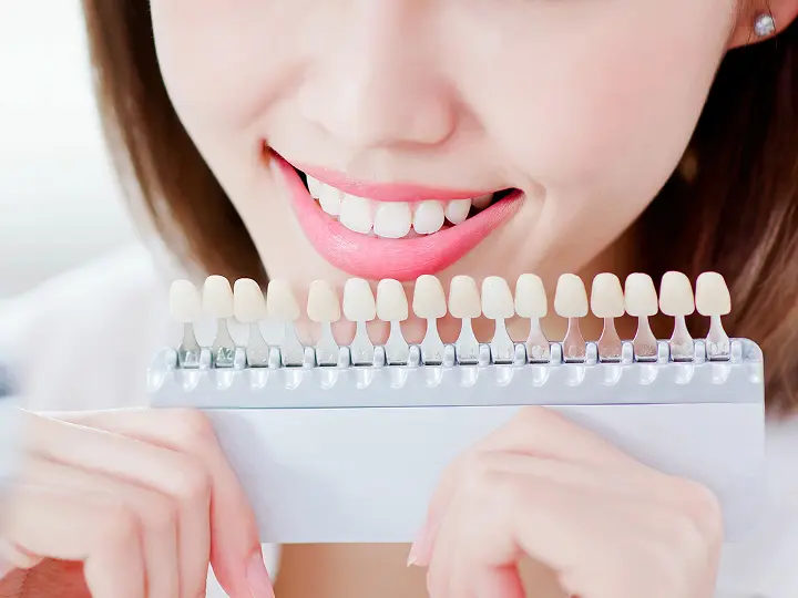 歯を見せていきいきと笑う女性