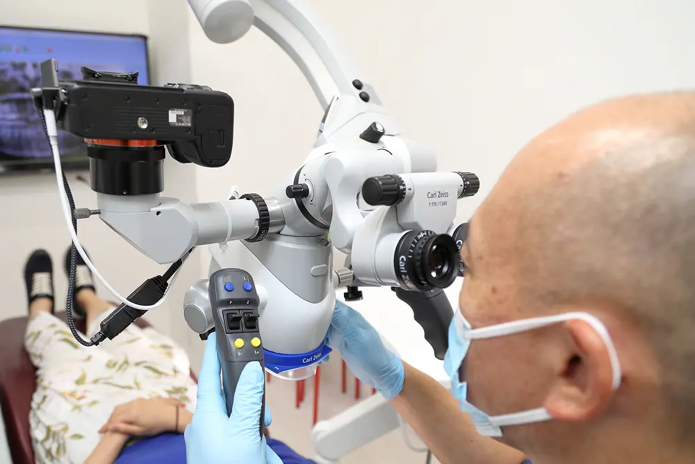 マイクロスコープを使用する院長