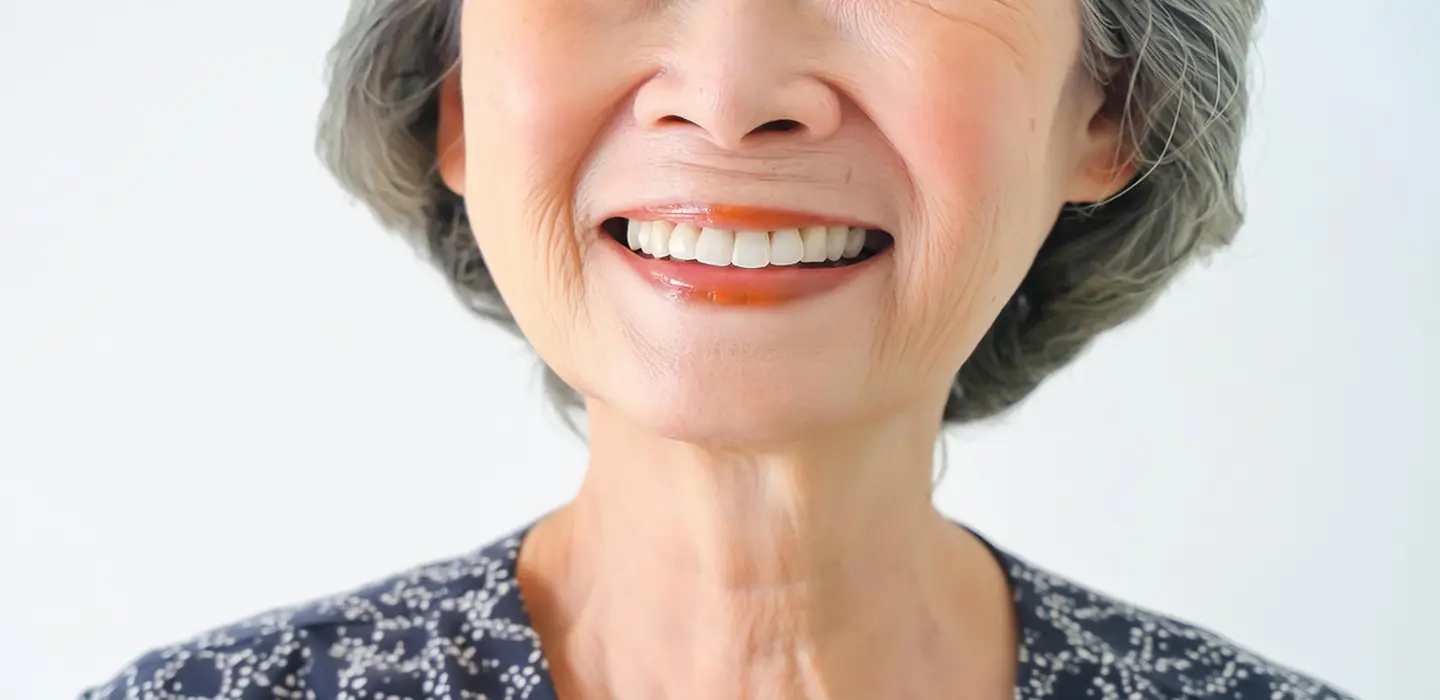 歯を見せていきいきと笑う高齢女性