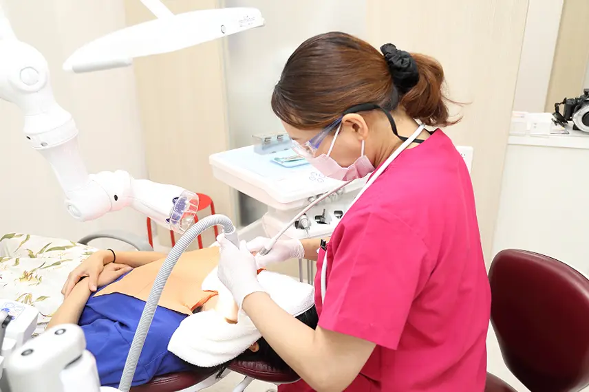 女性スタッフによる定期メンテナンスの様子