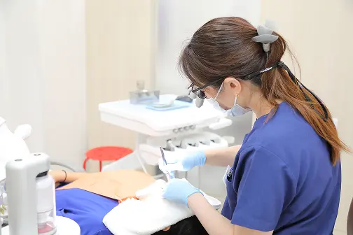 型取りとかみ合わせを記録する様子