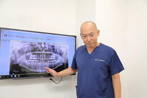 院長が治療計画を説明する様子