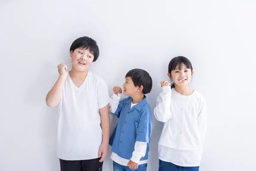 子供たちが歯を磨く様子