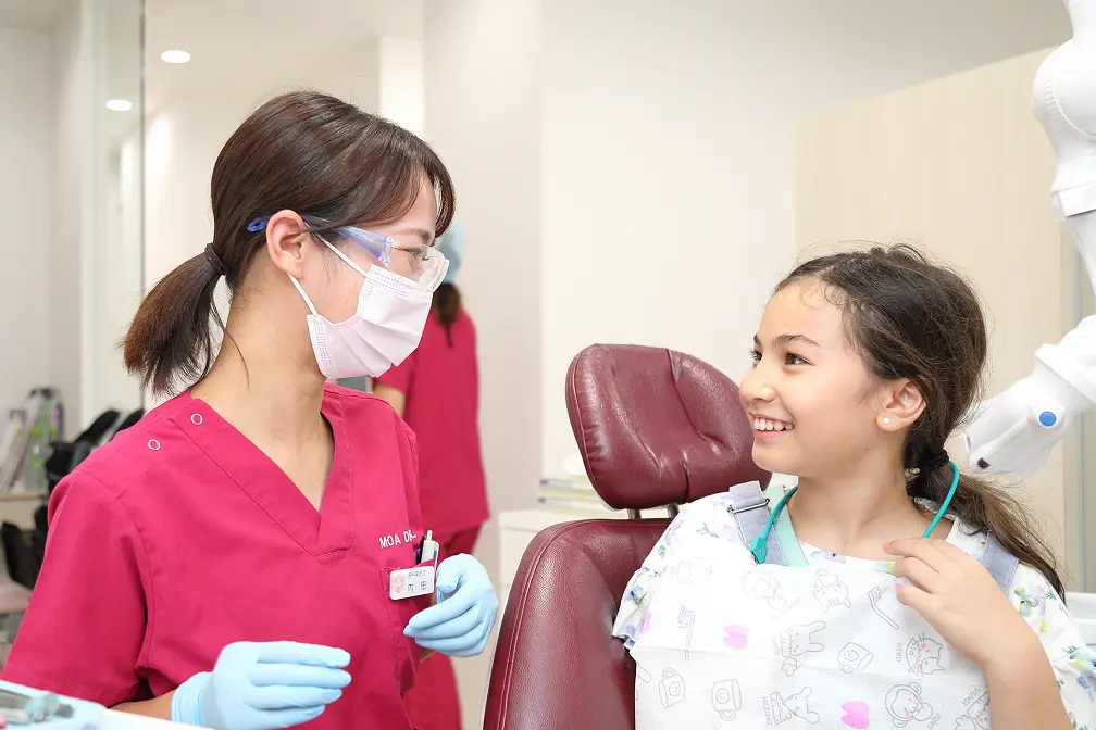 クリニックの医師と会話する子供