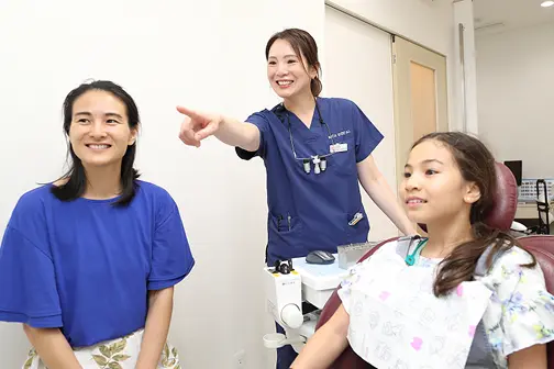 ご家族を交えて予防歯科のアドバイスをする様子