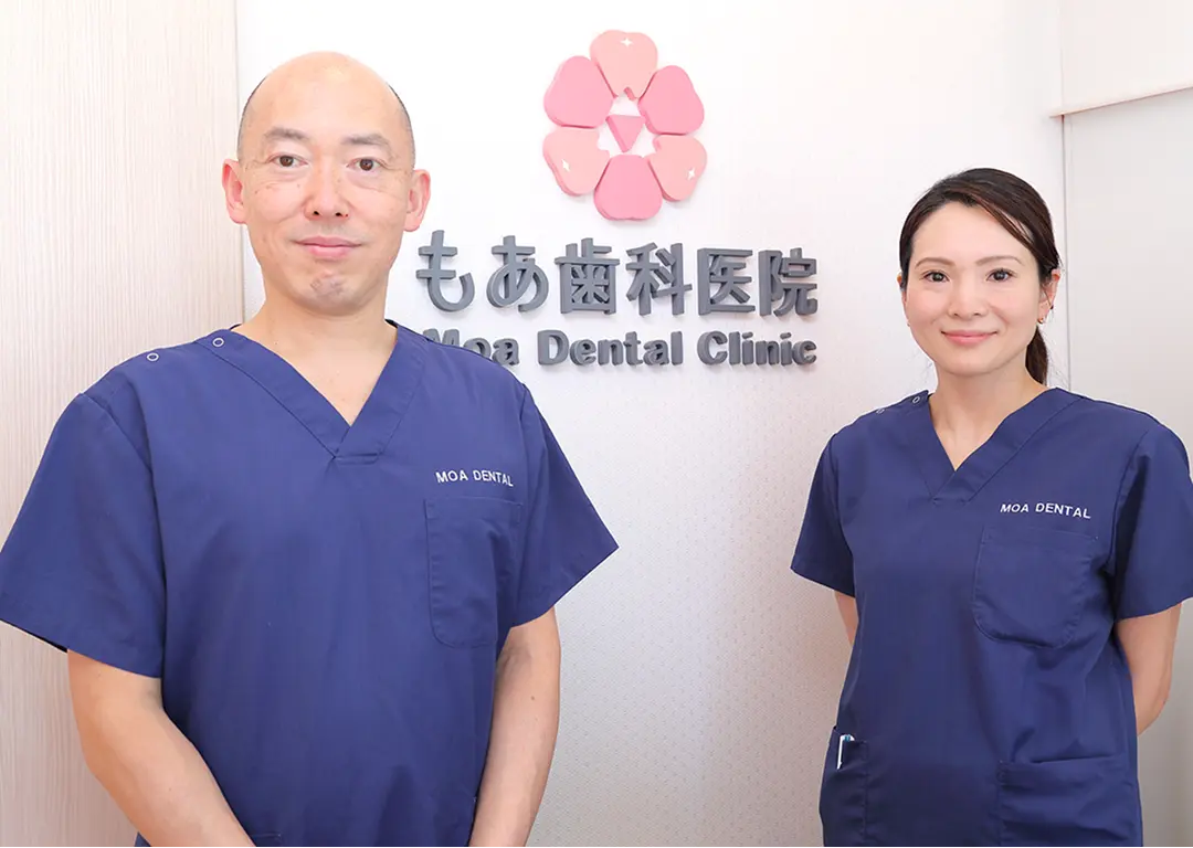 院長と副院長が並んで微笑んでいる様子